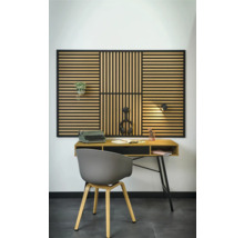 Pracovna s dřevěným obkladem, stolem a židlí