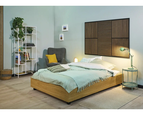 Ložnice s postelí, nočním stolkem, křeslem, policí a nástěnným panelem