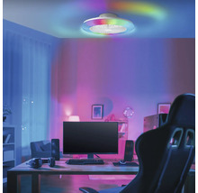 Strop se stropním ventilátorem a LED osvětlením v místnosti.
