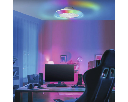 Strop se stropním ventilátorem a LED osvětlením v místnosti.
