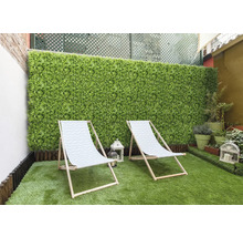 Zahrada s umělým trávníkem, zástěnou a dvěma lehátky