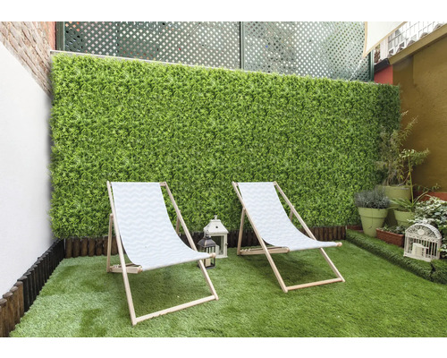 Zahrada s umělým trávníkem, zástěnou a dvěma lehátky