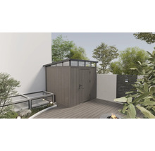 Zahradní scéna s domkem na nářadí, pařeništěm a terasou