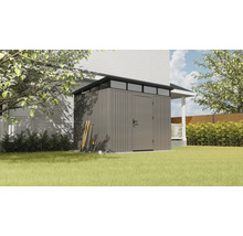 Zahradní kůlna na zahradě se zahradním nářadím