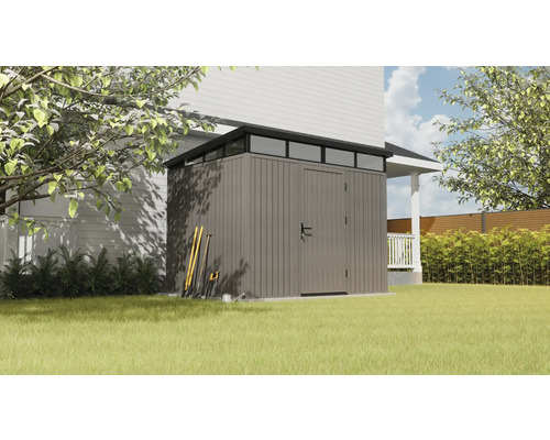 Zahradní kůlna na zahradě se zahradním nářadím