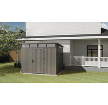 Dřevěná zahradní skříň s dvoukřídlými dveřmi a světlíkem před domem