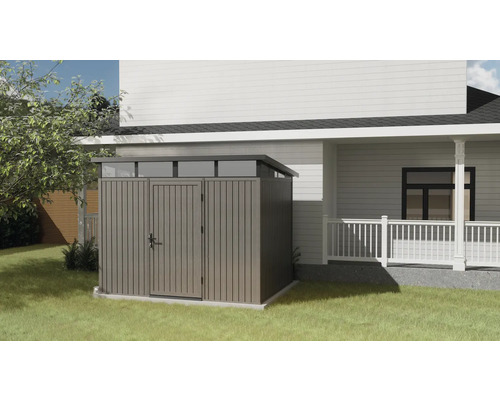 Dřevěná zahradní skříň s dvoukřídlými dveřmi a světlíkem před domem