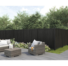 Zahradní scéna s tmavým ochranným plotem, posezením a výsadbou