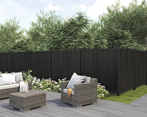 Zahradní scéna s tmavým ochranným plotem, posezením a výsadbou