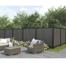 Dřevěný plot na ochranu soukromí v zahradě s posezením