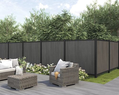 Dřevěný plot na ochranu soukromí v zahradě s posezením