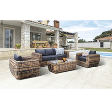 Zahradní nábytek s pohovkou, křeslem a stolem na terase