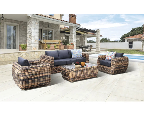 Zahradní nábytek s pohovkou, křeslem a stolem na terase