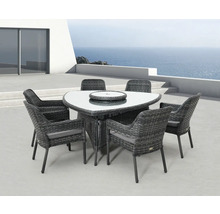 Zahradní nábytek se šesti židlemi, jídelní stůl se skleněnou deskou a ratanovým výpletem na terase s výhledem na moře