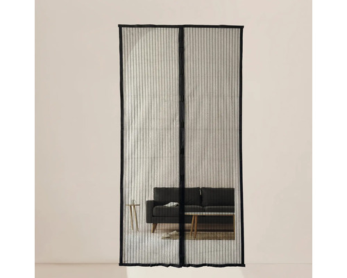 Síťové dveře proti hmyzu s magnetickým uzávěrem před obývacím pokojem