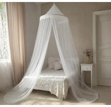 Ložnice s postelí a nebesy proti komárům