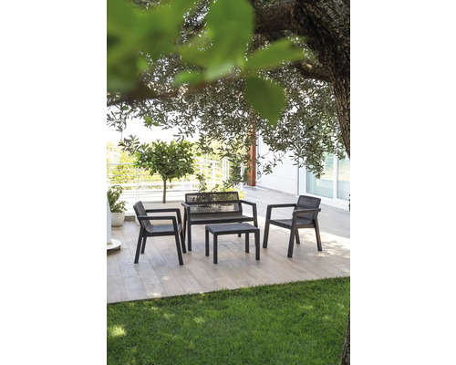 Zahradní nábytek se dvěma židlemi, lavicí a stolem na terase