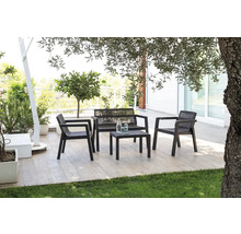 Zahradní sedací souprava se dvěma židlemi, lavicí a stolem na terase