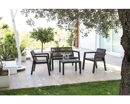 Zahradní sedací souprava se dvěma židlemi, lavicí a stolem na terase