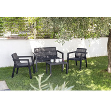 Zahradní nábytek s dvěma židlemi, dvoumístnou pohovkou a stolem na trávníku