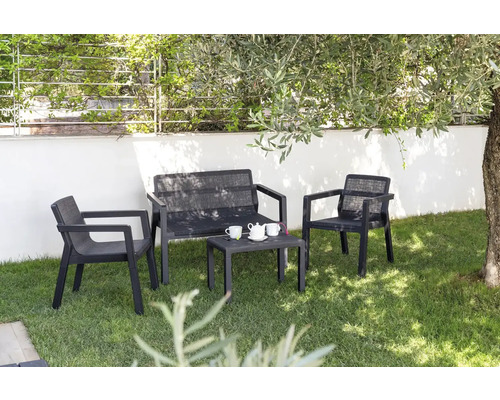 Zahradní nábytek s dvěma židlemi, dvoumístnou pohovkou a stolem na trávníku