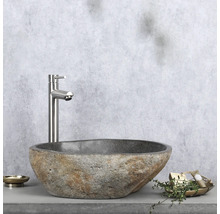 Umyvadlo z přírodního kamene s baterií na poličce s miskou na mýdlo a dekorací