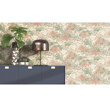 Dekorativní pokoj se vzorovanou tapetou, komodou, lampou a rostlinami