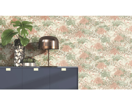 Dekorativní pokoj se vzorovanou tapetou, komodou, lampou a rostlinami