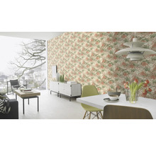 Obývací pokoj s vzorovanou tapetou, jídelním stolem a židlemi.