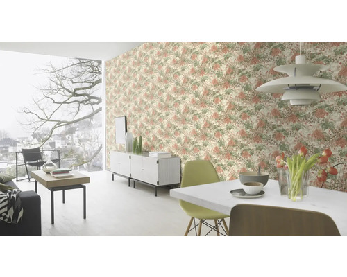 Obývací pokoj s vzorovanou tapetou, jídelním stolem a židlemi.