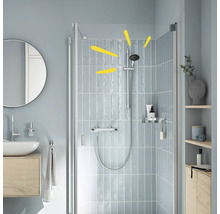 Koupelna se sprchou, umyvadlem a zrcadlem