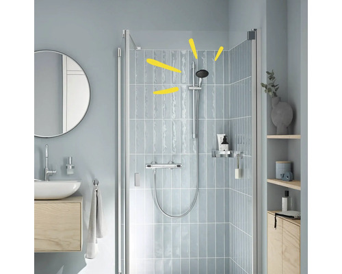 Koupelna se sprchou, umyvadlem a zrcadlem