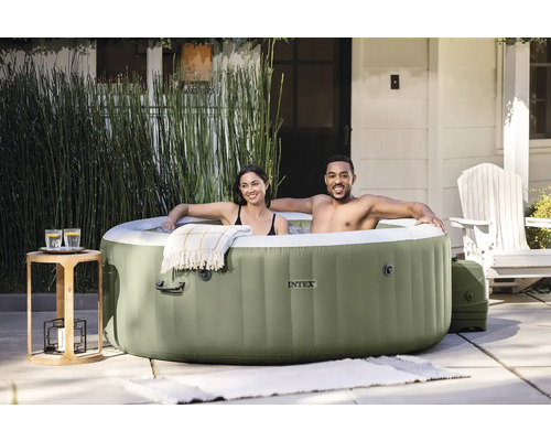 Nafukovací vířivka značky Intex s párem na zahradě