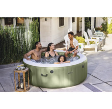 Nafukovací vířivka s rodinou na zahradě