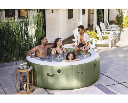 Nafukovací vířivka s rodinou na zahradě