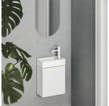 Umyvadlo se skříňkou a zrcadlem na zdi