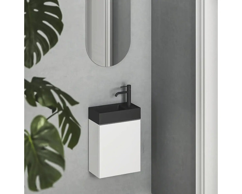 Nástěnné umyvadlo se zrcadlem a vodovodní baterií do koupelny