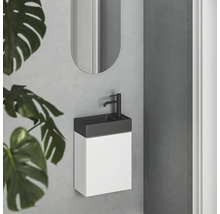 Umyvadlo se zrcadlem a baterií v moderní koupelně