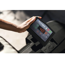 Ruka ovládá ovládací panel vířivky PureSpa, který zobrazuje teplotu 40 stupňů Celsia.