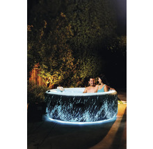 Nafukovací vířivka s osvětlením a dvěma lidmi na zahradě