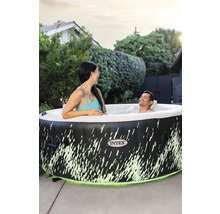 Nafukovací vířivka na zahradě se dvěma lidmi a logem Intex