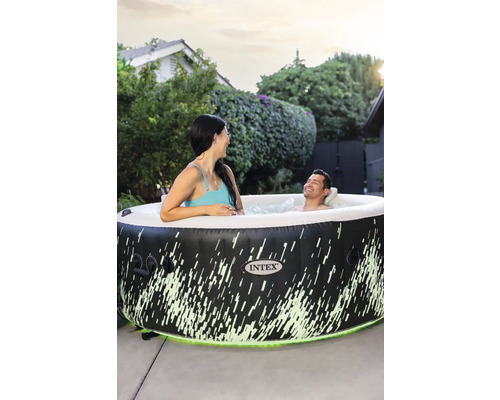 Nafukovací vířivka na zahradě se dvěma lidmi a logem Intex