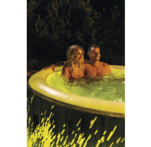 Pár relaxuje ve venkovní vířivce s osvětlením.