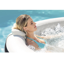 Žena relaxuje ve venkovní nafukovací vířivce.