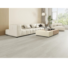 Světlý obývací pokoj s pohovkou, konferenčním stolkem a velkým oknem