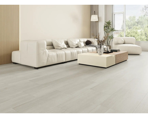 Světlý obývací pokoj s pohovkou, konferenčním stolkem a velkým oknem