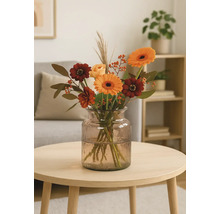 Kytice květin ve skleněné váze na stole