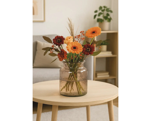 Kytice květin ve skleněné váze na stole