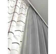 Dva závěsy visí na záclonové kolejnici