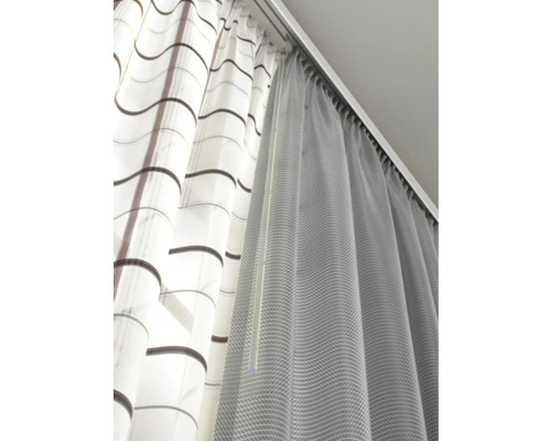 Dva závěsy visí na záclonové kolejnici